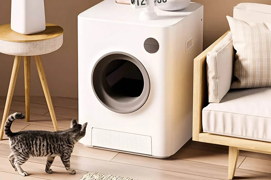 cleaning litter tray